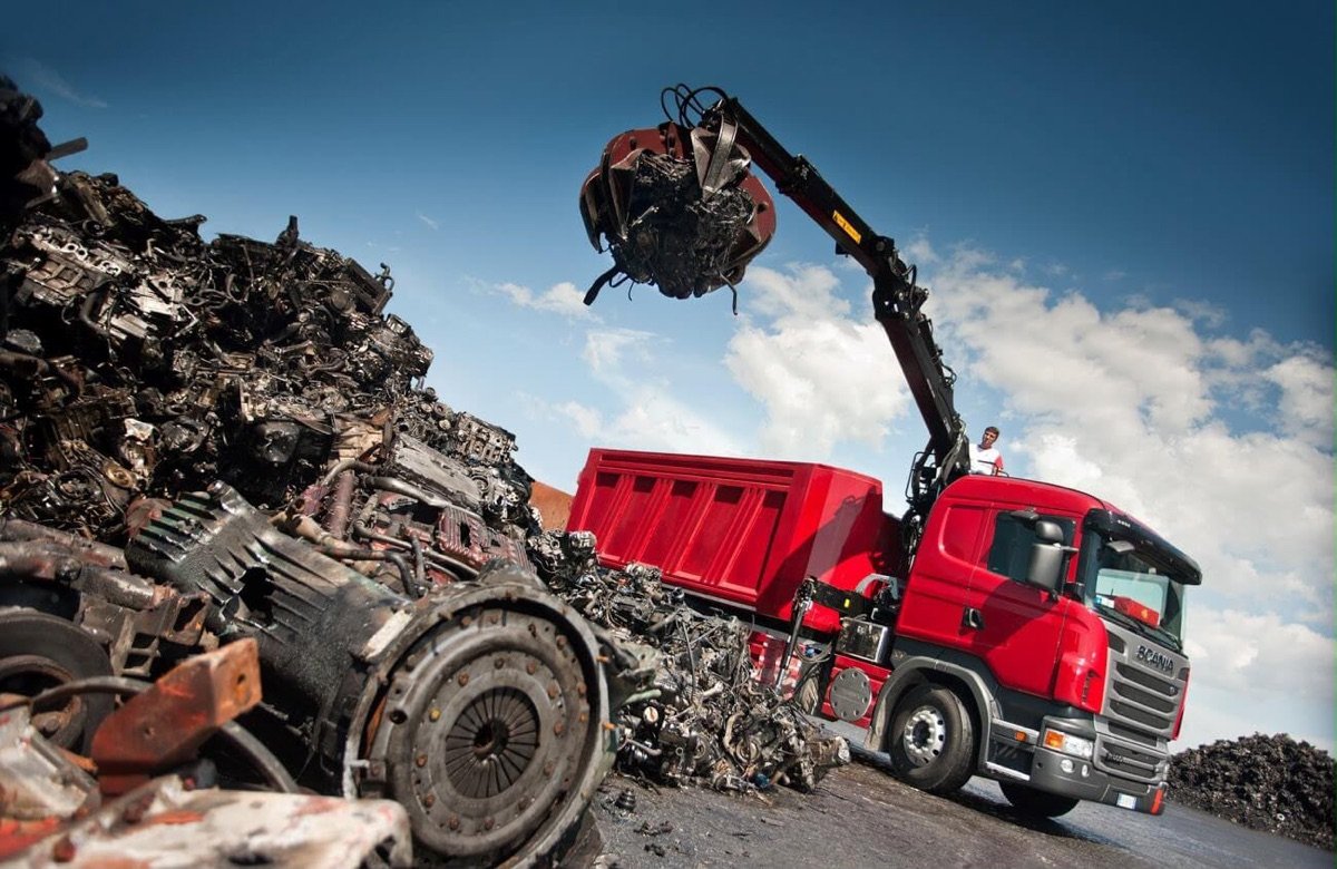 Kırmızı vinçli kamyon ile hurda metal yükleme – Çengelköy Ebrar Metal